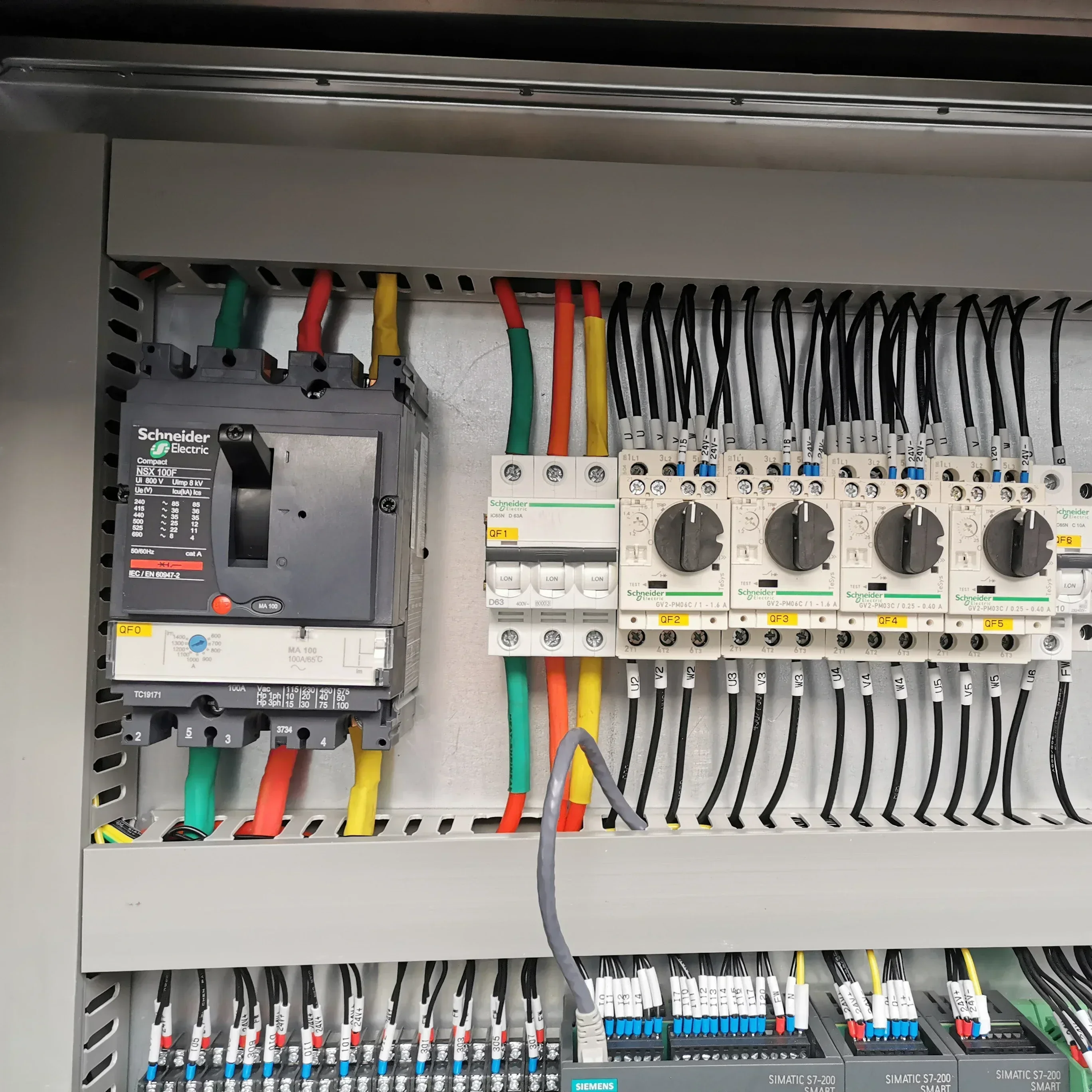 ตู้ควบคุมไฟฟ้ากลางแจ้ง อุปกรณ์ - Outdoor Power Distribution Board บทวิจารณ์และราคา