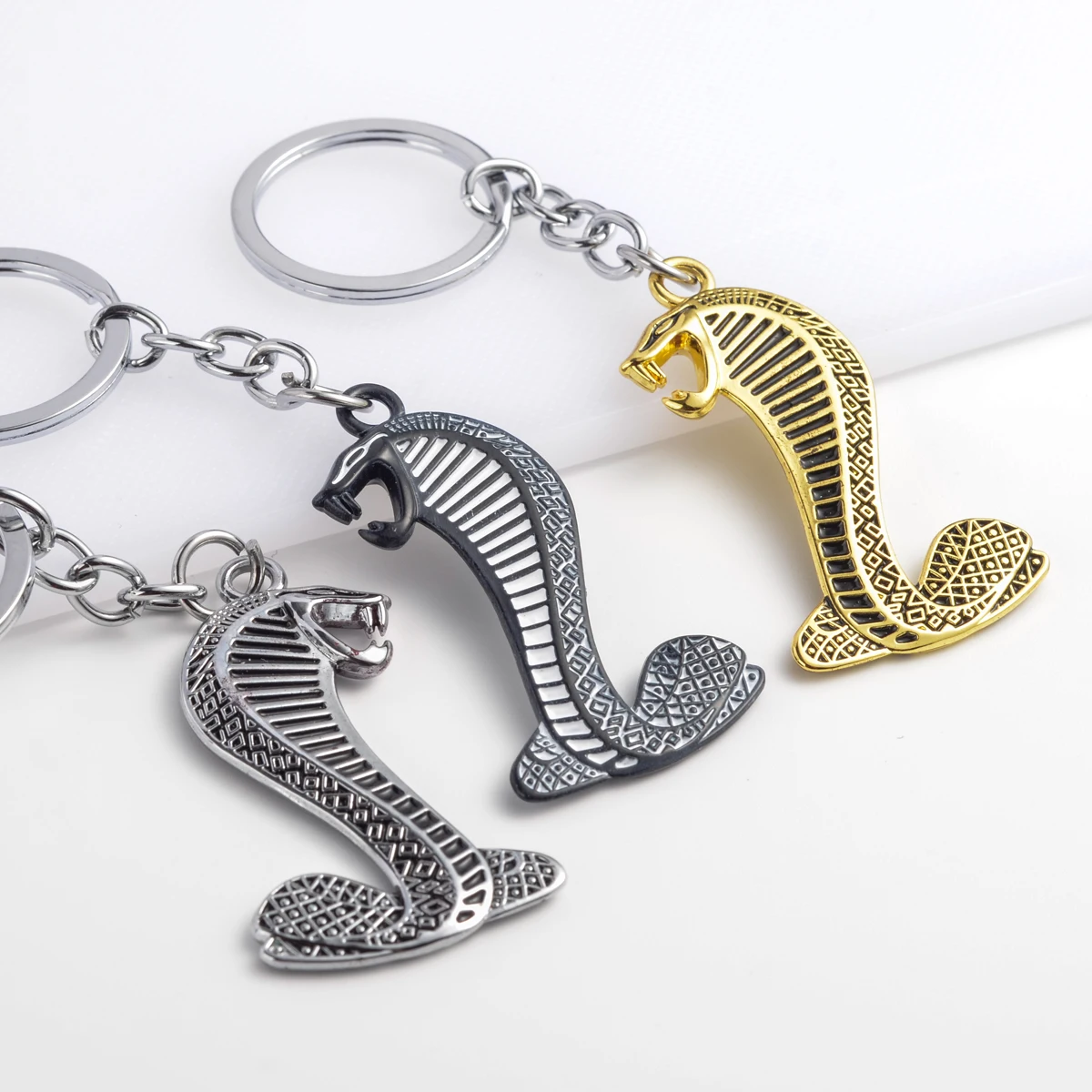 Car Keychain Snake Cobra Logo Metal Keyring Key Ring Holder For Ford GT Shelby Dodge Charge Jeep Motorcycle Accessories