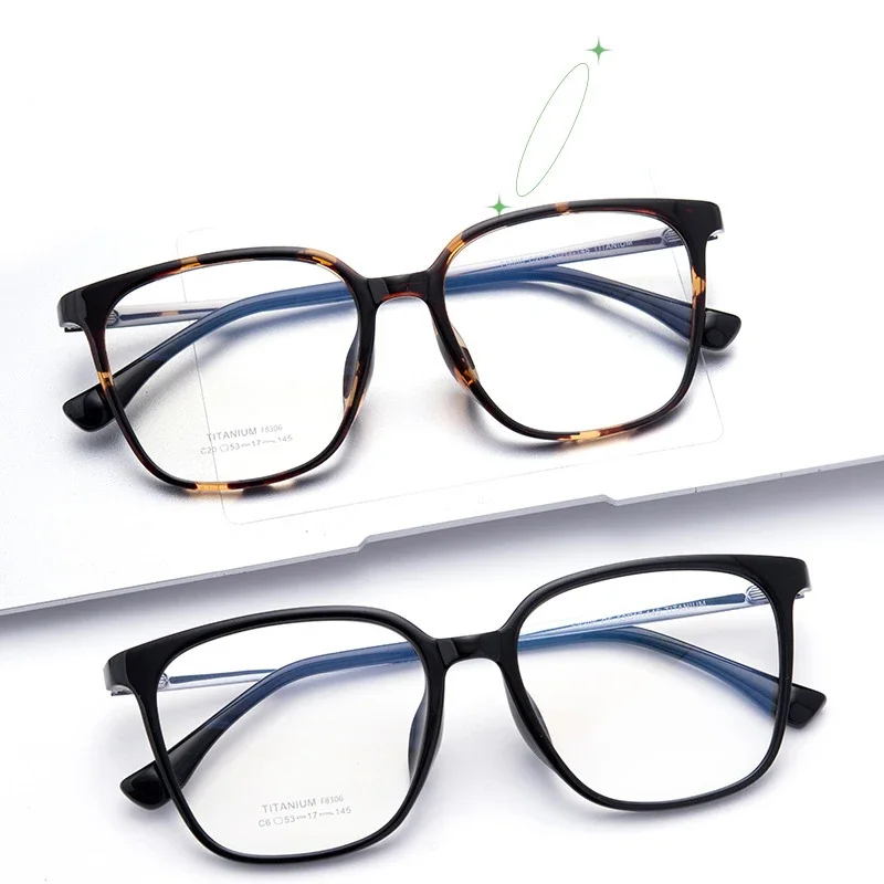 Ultra Light Pure Titanium Frame Prescription Glasses Fashionable High Quality Myopia Glasses for Men and Women