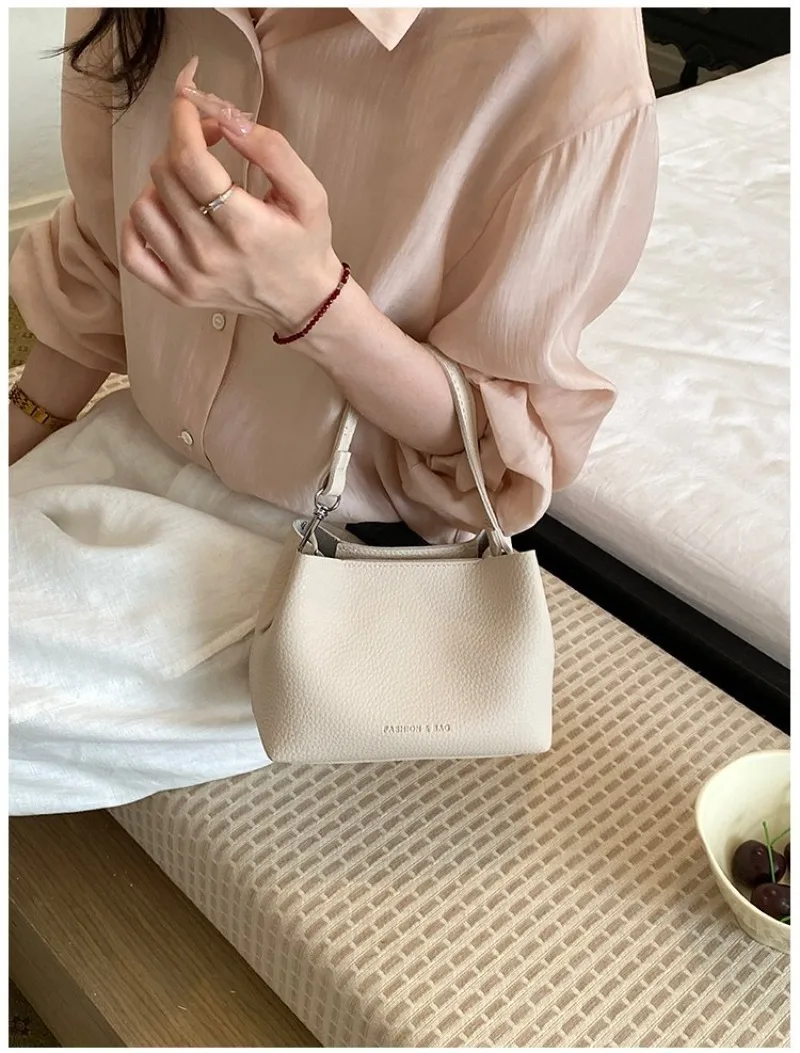 CEEKAY Minimalistische Mini-Eimertasche aus genarbtem, lederähnlichem Leder mit Aufdruck, leicht und tragbar, als Umhängetasche oder Schultertasche für Kaffeebraun – Detail 10