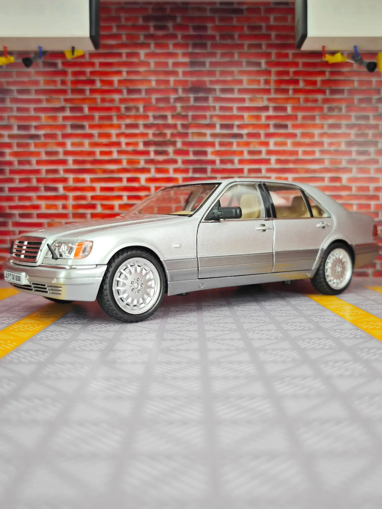 1:24 Mercedes Benz W140 S320 modello di auto in lega, porte e cofano possono essere aperti come regalo di compleanno per i bambini