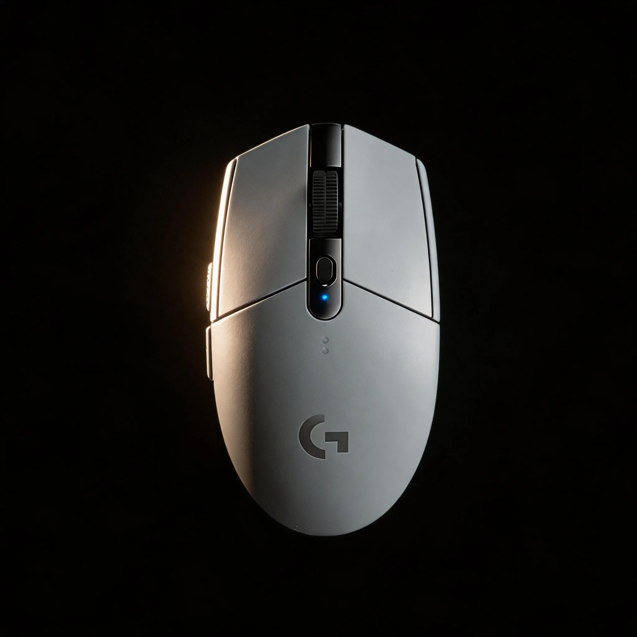 12000 DPI Logitech G304 gaming mouse - six programmable buttons, wireless connection, low latency