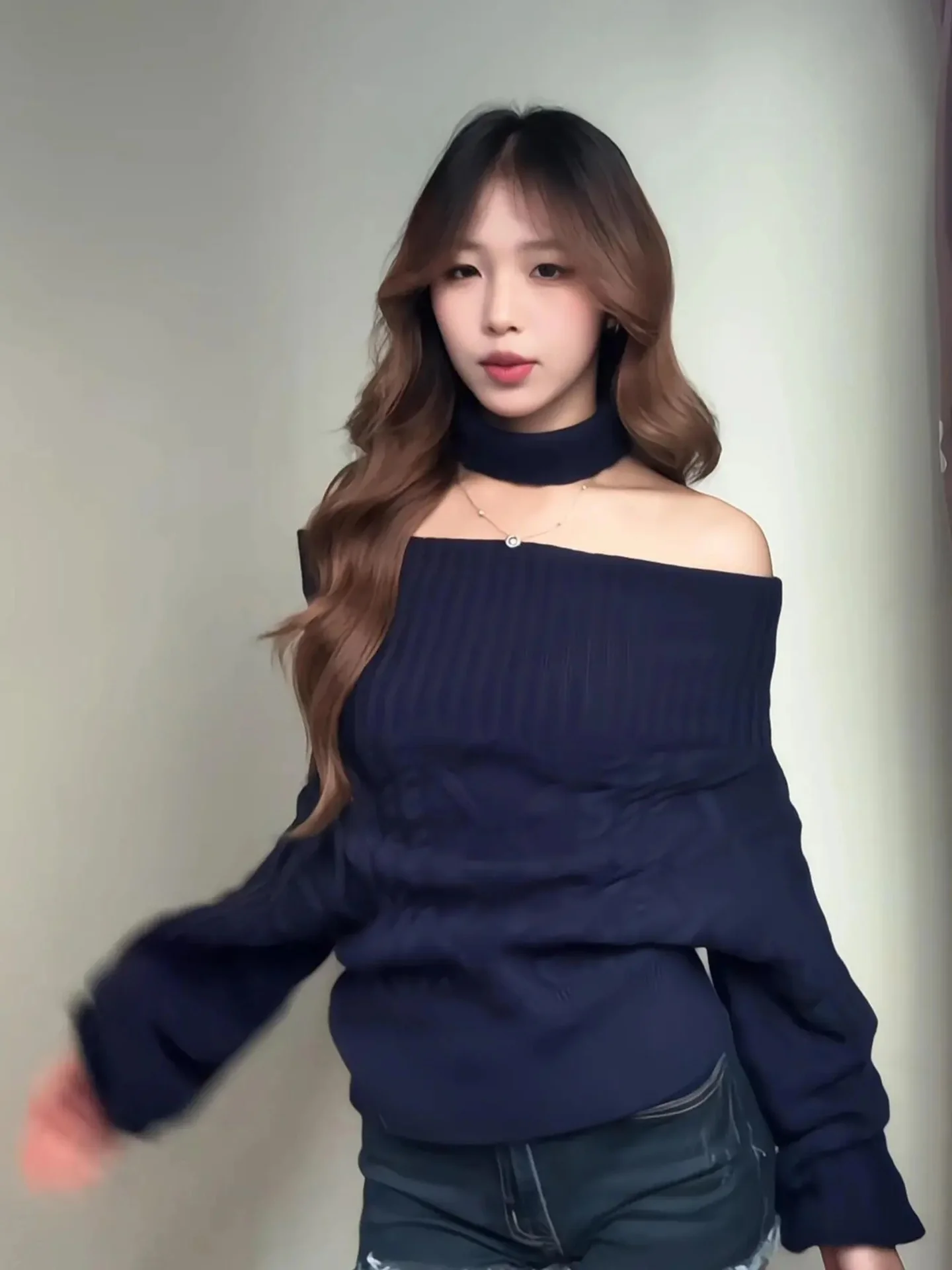 

Мягкий уютный синий трикотаж, женский весенний новый свободный теплый модный одноплечий Sli Personali, корейский длинный свитер