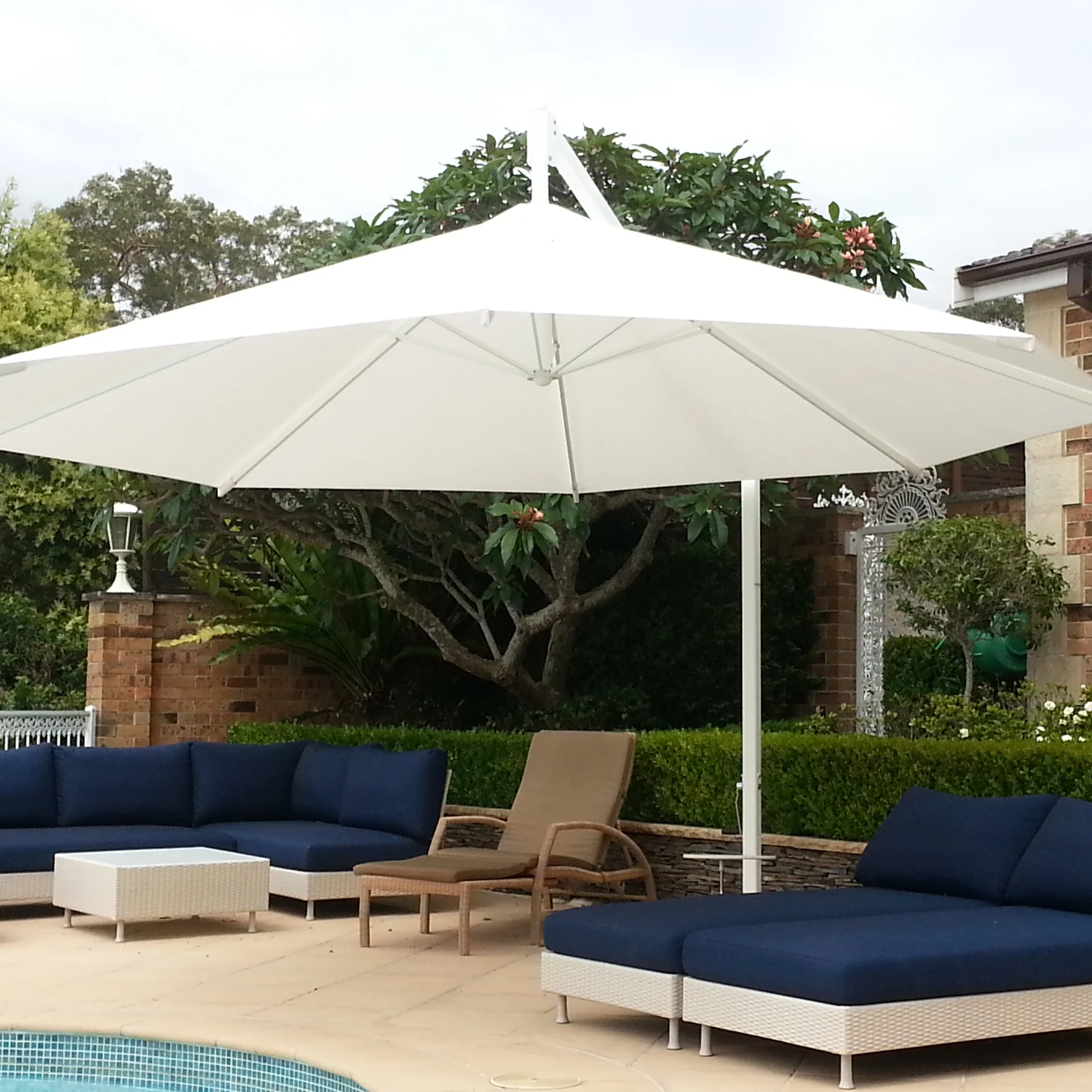 

Heavy Duty Windproof 4m Round Cantilever Aluminum Outdoor Patio Umbrella Supplier Large Garden Parasols Outdoor Patio Umbrellas