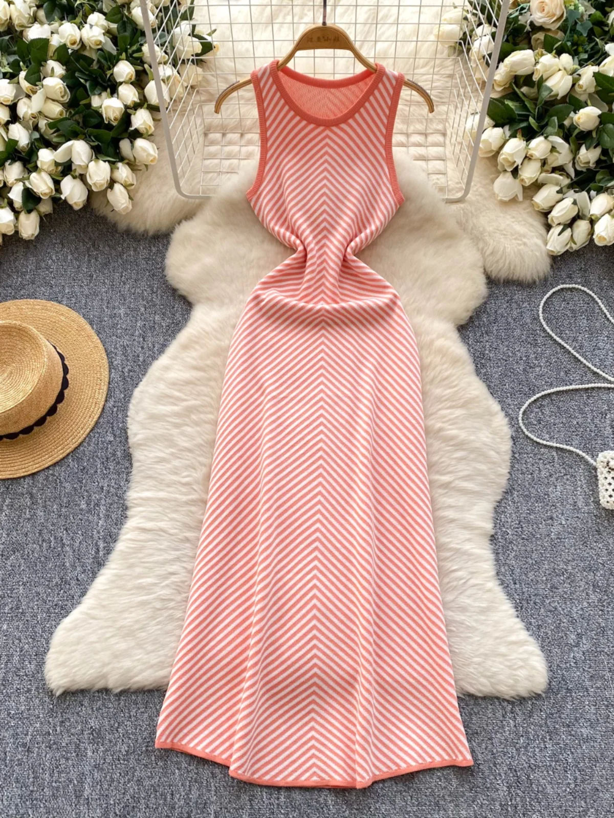 فستان نسائي محبوك ضيق مناسب لربيع 2025 بدون أكمام برقبة دائرية صدرية مخططة بخصر مرتفع تنورة ميدي على شكل حرف A على الطراز الكوري