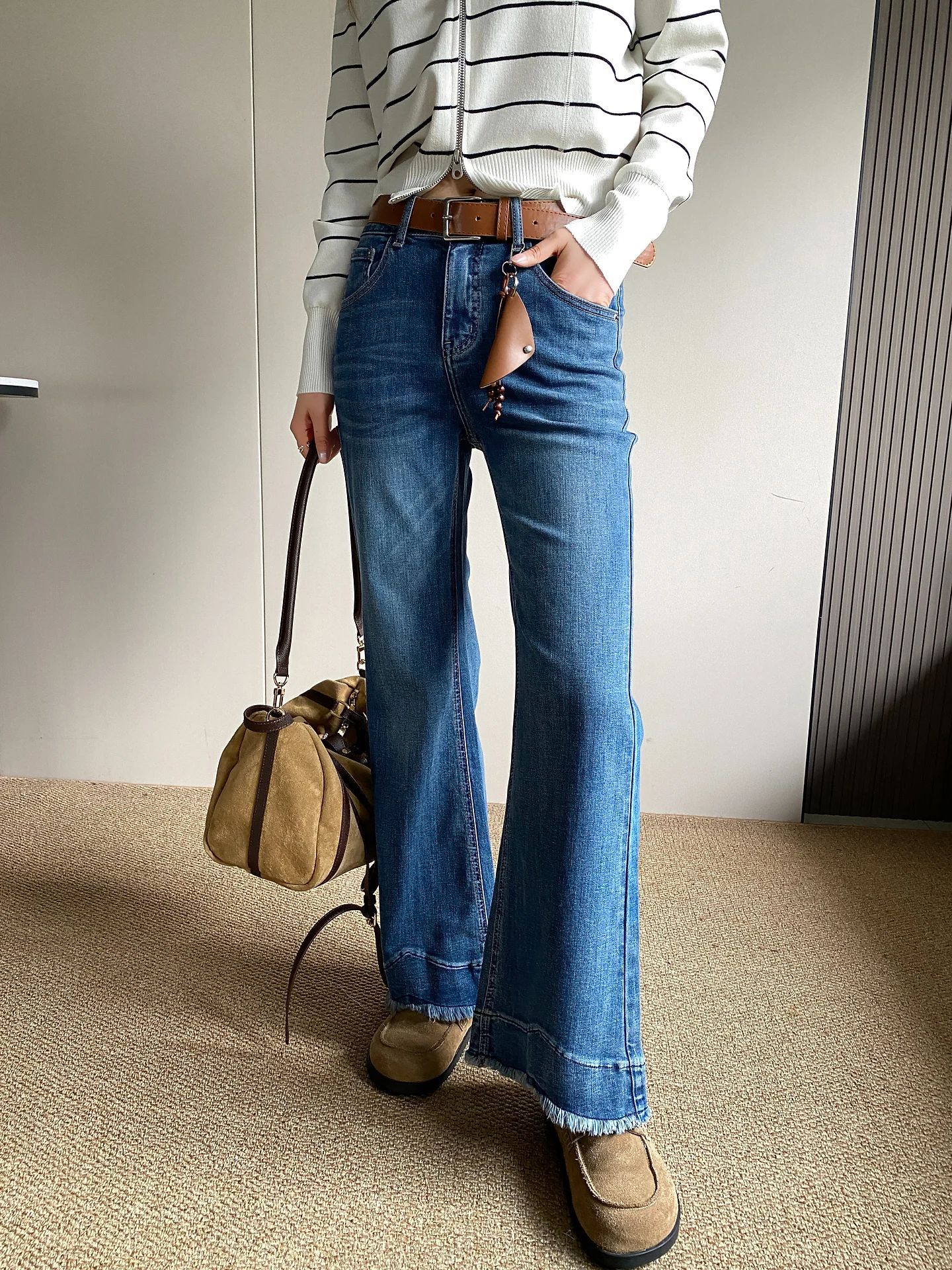 

Женские джинсы-клеш с высокой талией, весна 2026, новые, эластичные, микро-клеш, из денима, однотонные, в уличном стиле