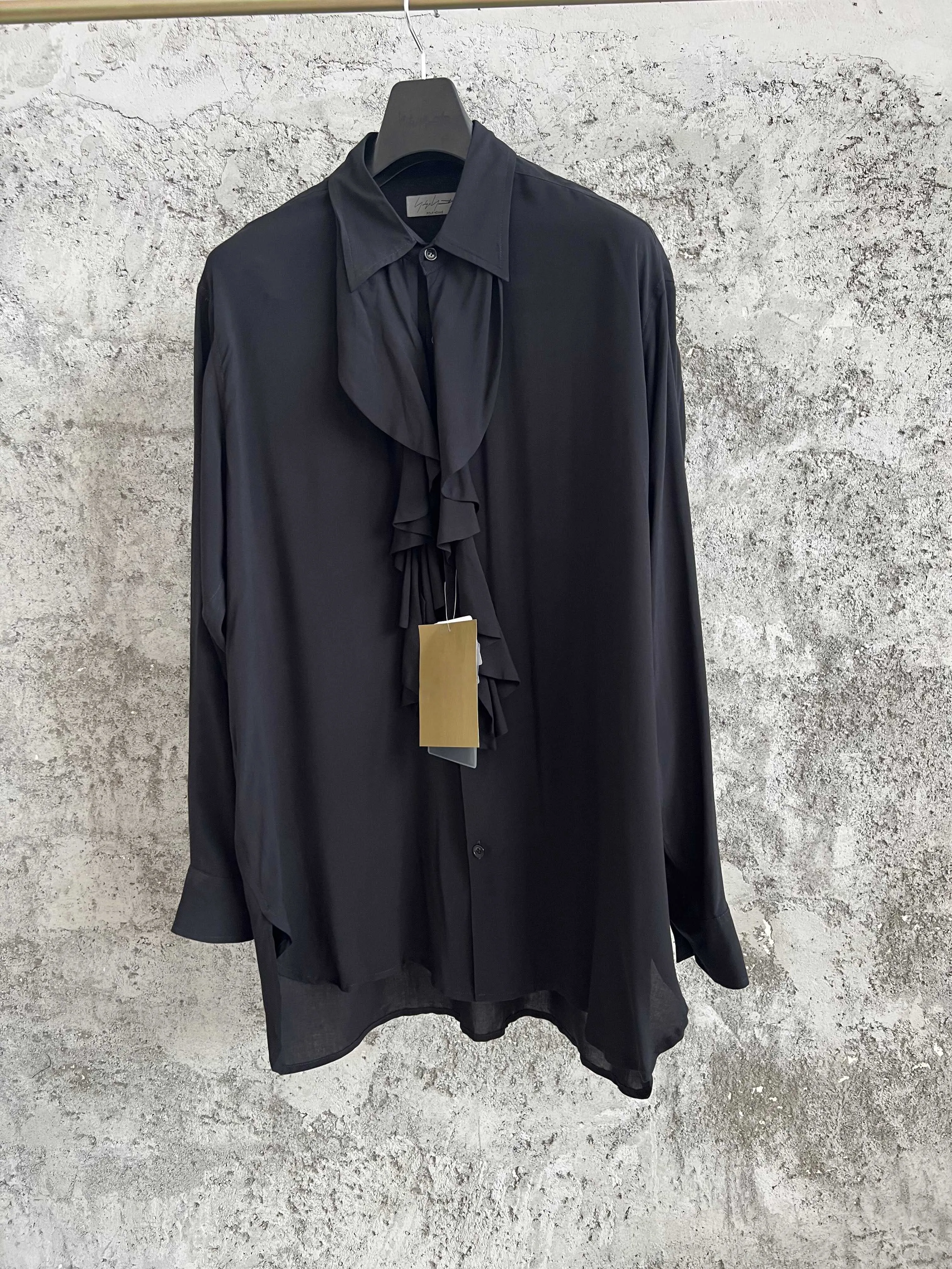 تتميز خط العنق الراقية بياقة على شكل فيونكة قابلة للفصل مع حزام ملفوف