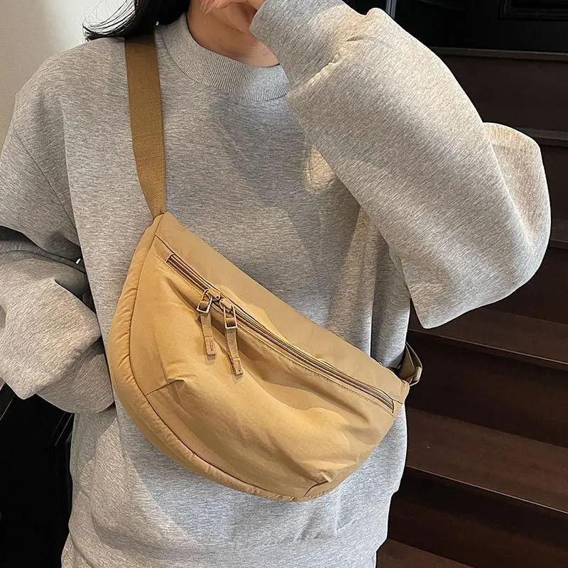 新しいファッショナブルなナイロンショルダーバッグ女性の通勤クロスボディバッグ防水シンプルなデザイン旅行餃子バッグ