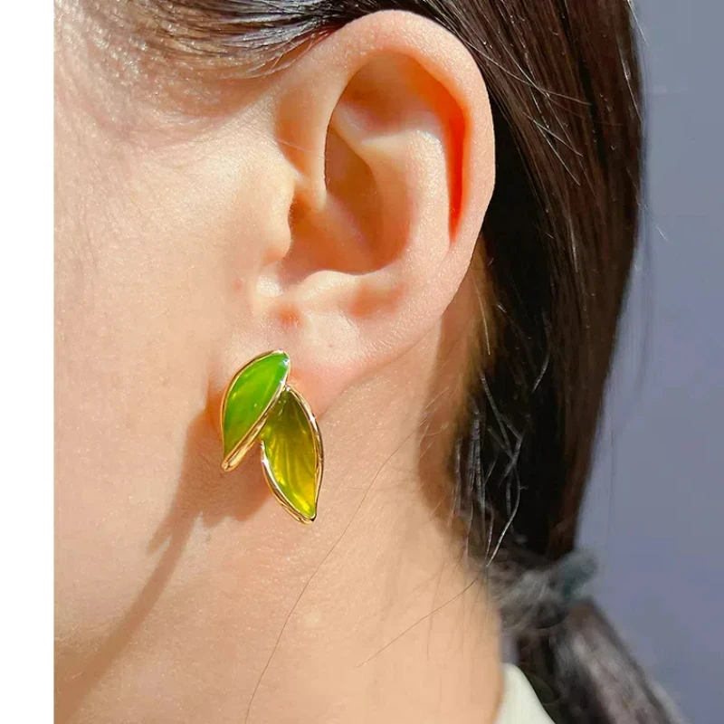 New Classic Japanese and Korean Small Fresh Buds Green Glazed Leaves Ins Style Temperament Leaf Enamel Earrings for Office Lady