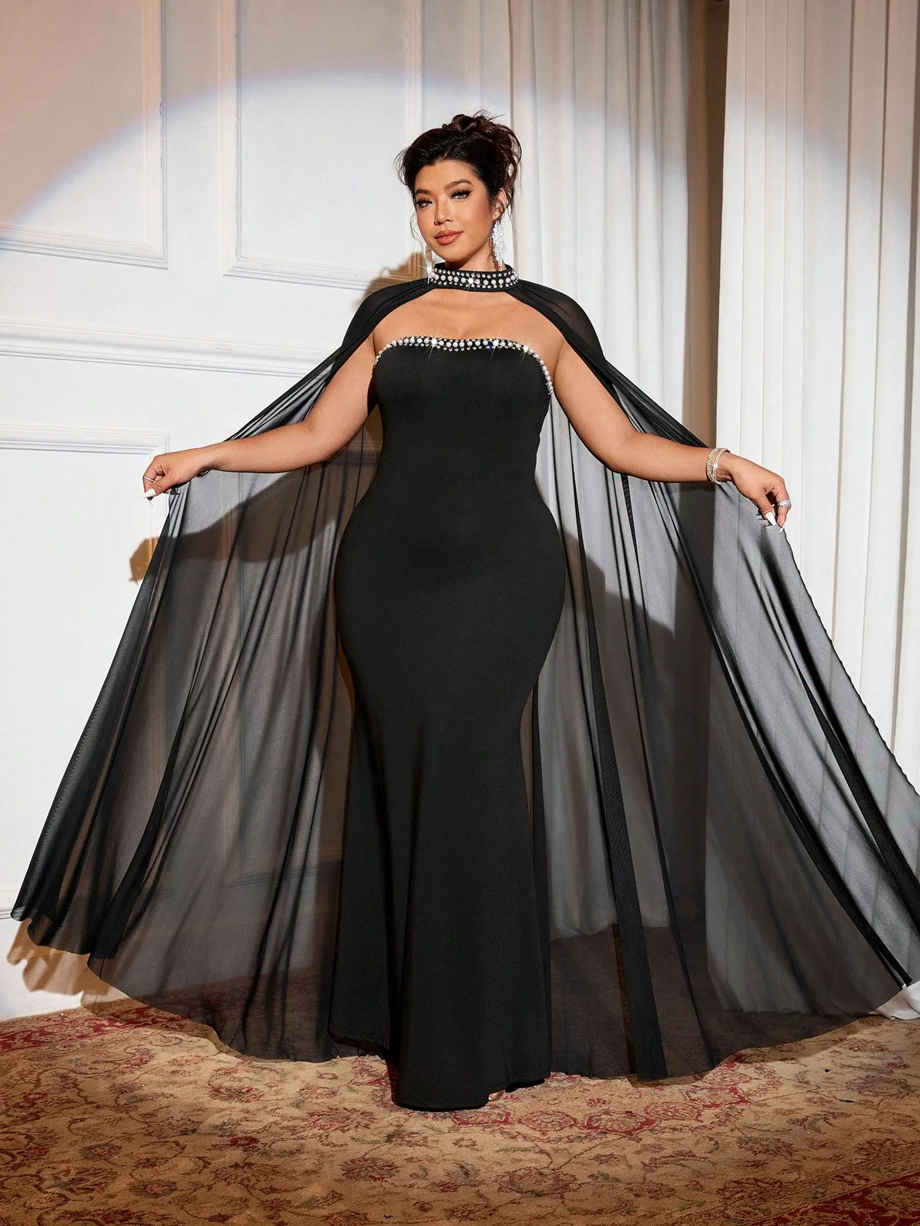 

Черное облегающее длинное платье больших размеров с прозрачной накидкой и отделкой стразами, элегантная вечерняя одежда
