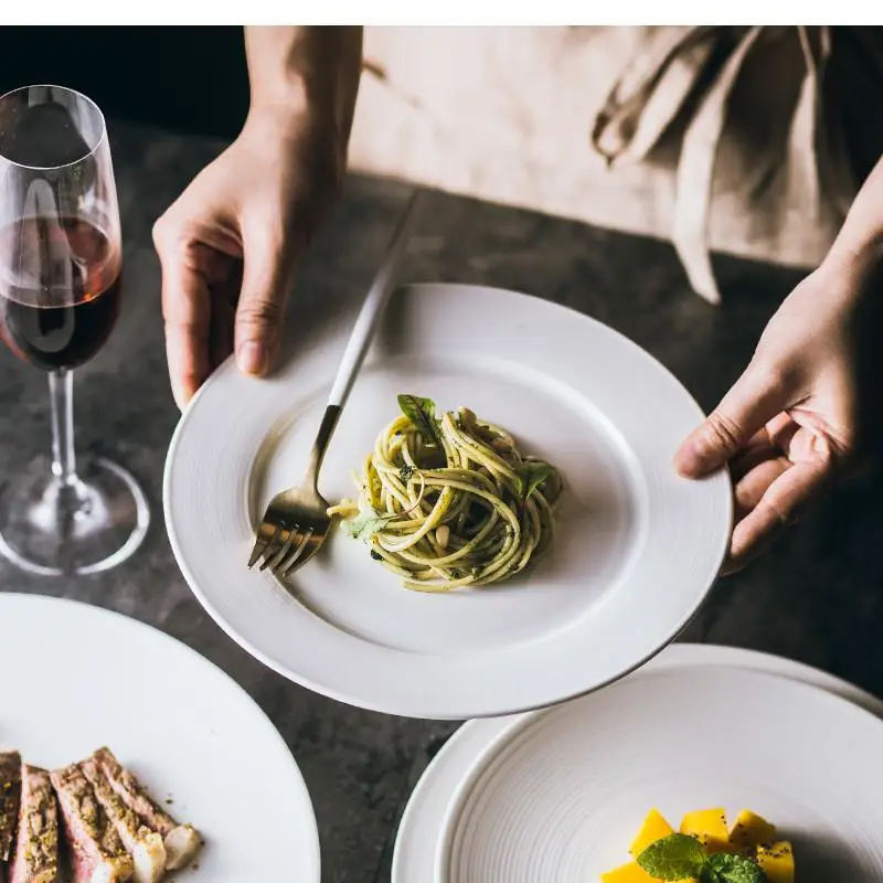 Reinweißer runder westlicher Steakteller aus Keramik, flaches Haushaltsgeschirr, Abendessen, Wohnzimmer