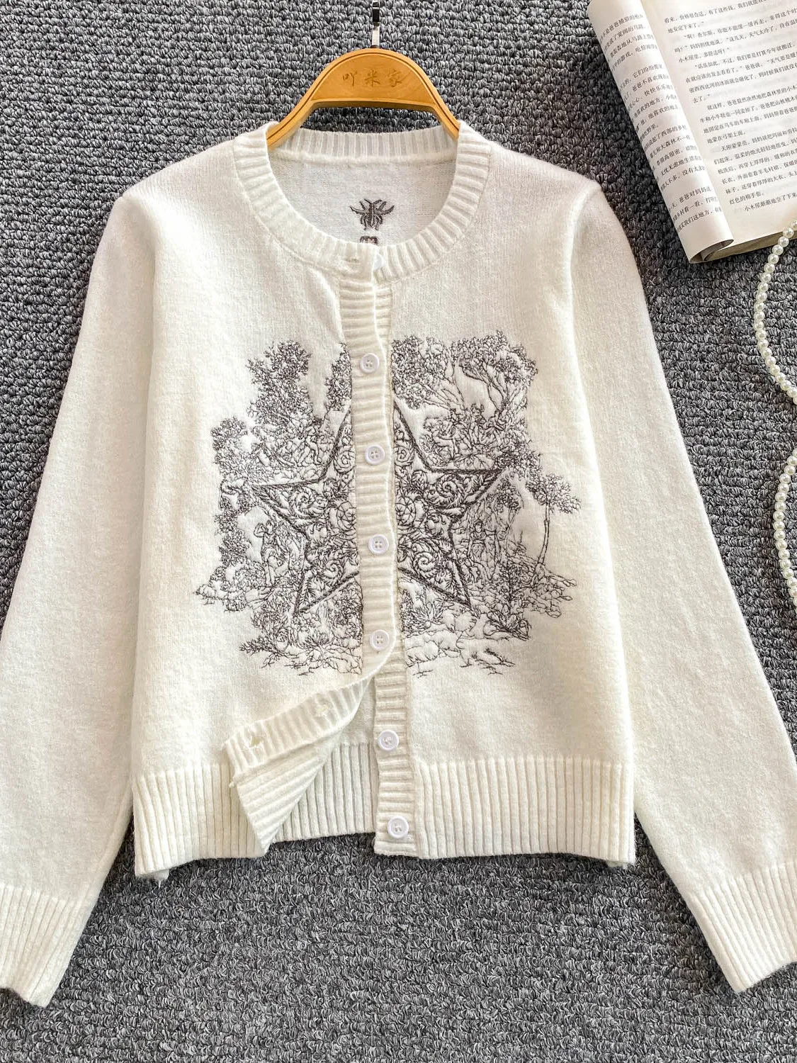 เสื้อคลุมไหมพรมถักลายปักหนักทรงหลวมติดกระดุมเม็ดเดียวสำหรับผู้หญิง สไตล์เกาหลี ใส่สบาย แขนยาว