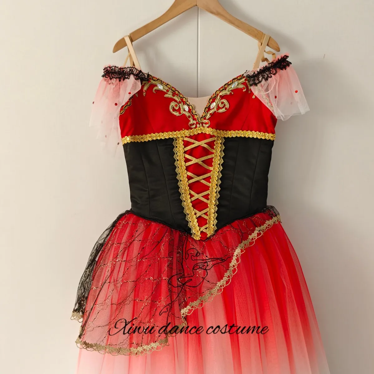   Vestido de actuación de ballet con bloques de color rojo, negro y dorado