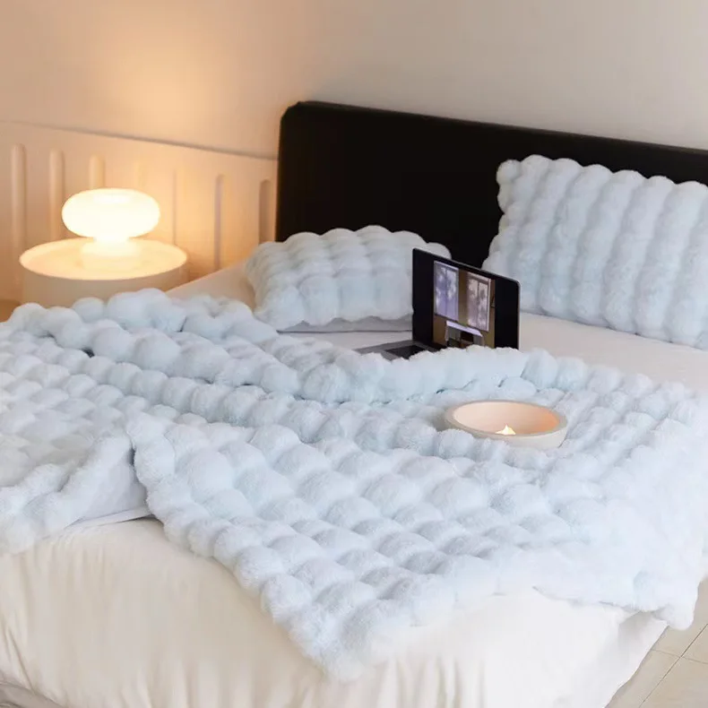 

Двухслойное роскошное коралловое микромикронковое эластичное одеяло из искусственного меха с пузырьками и кроликом