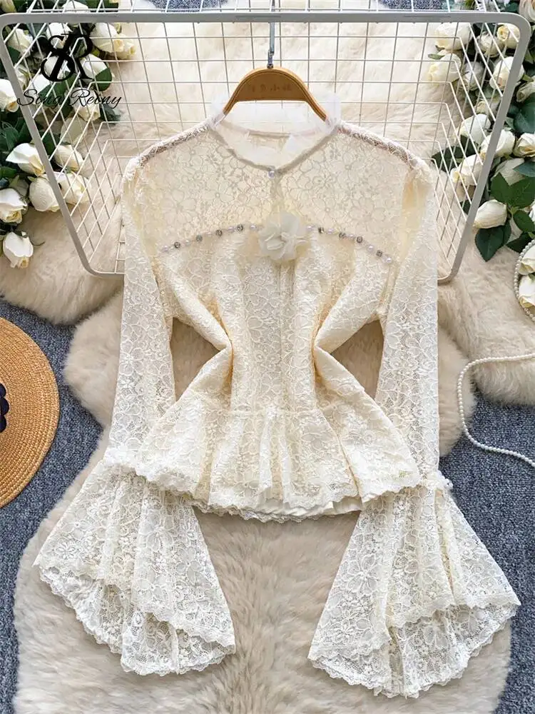 เสื้อเชิ้ตผู้หญิงแขนยาวทรงบานไม่สมมาตร คอทรงโอ ประดับลูกปัดหรูหรา ผ้าซีทรูลายดอกไม้ 3 มิติ เซ็กซี่  ผ้าลูกไม้ทรงเข้ารูป สวยสง่า