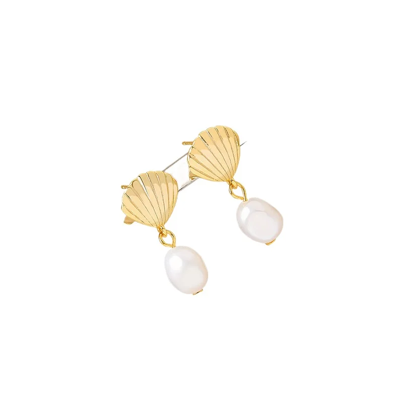 

CHARMING PAIR OF SOUTH SEA WHITE BAROQUE PEARL EARRING