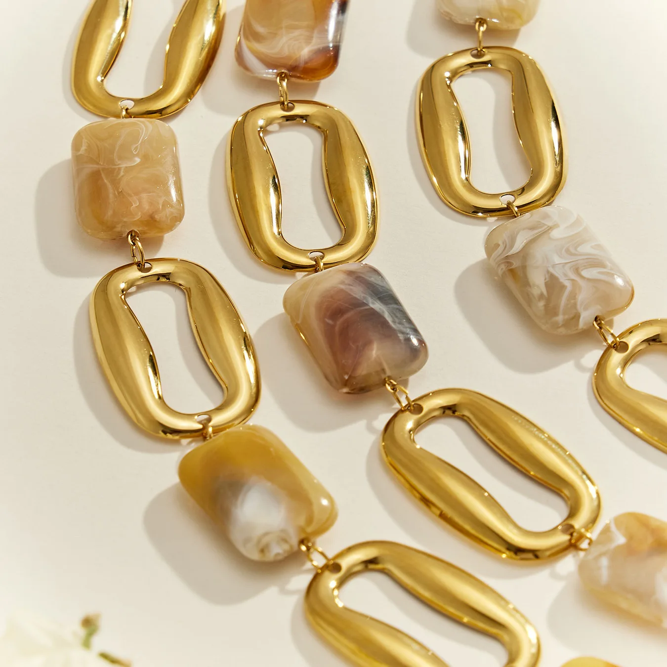 Chunky Statement-Halskette, 18k vergoldeter Edelstahl, Marmor-Harz-Verbindung, hohle ovale Gliederkette, Halsketten, Kragen-Schmuck – Detail 8