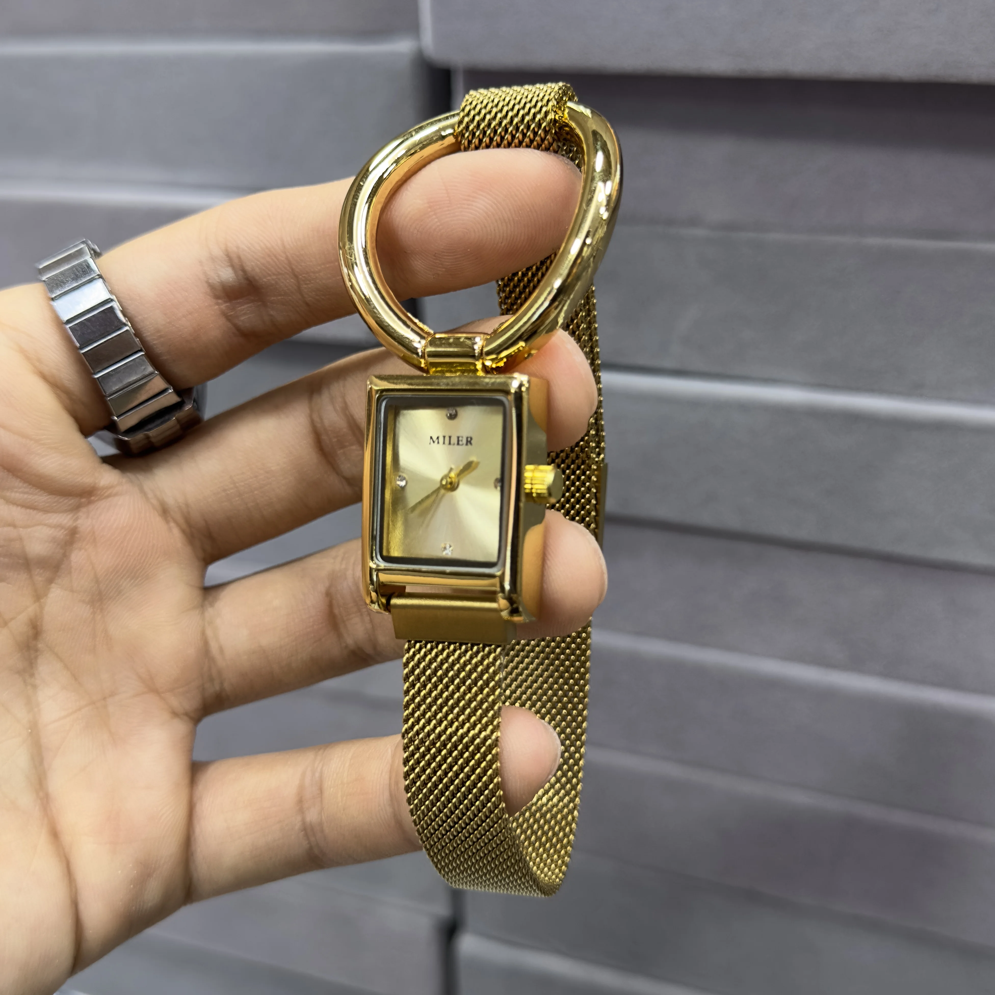 Vintage stainless steel ladies' quartz watch with exquisite large bezel, square small dial, magnetic clasp, ladies' watch