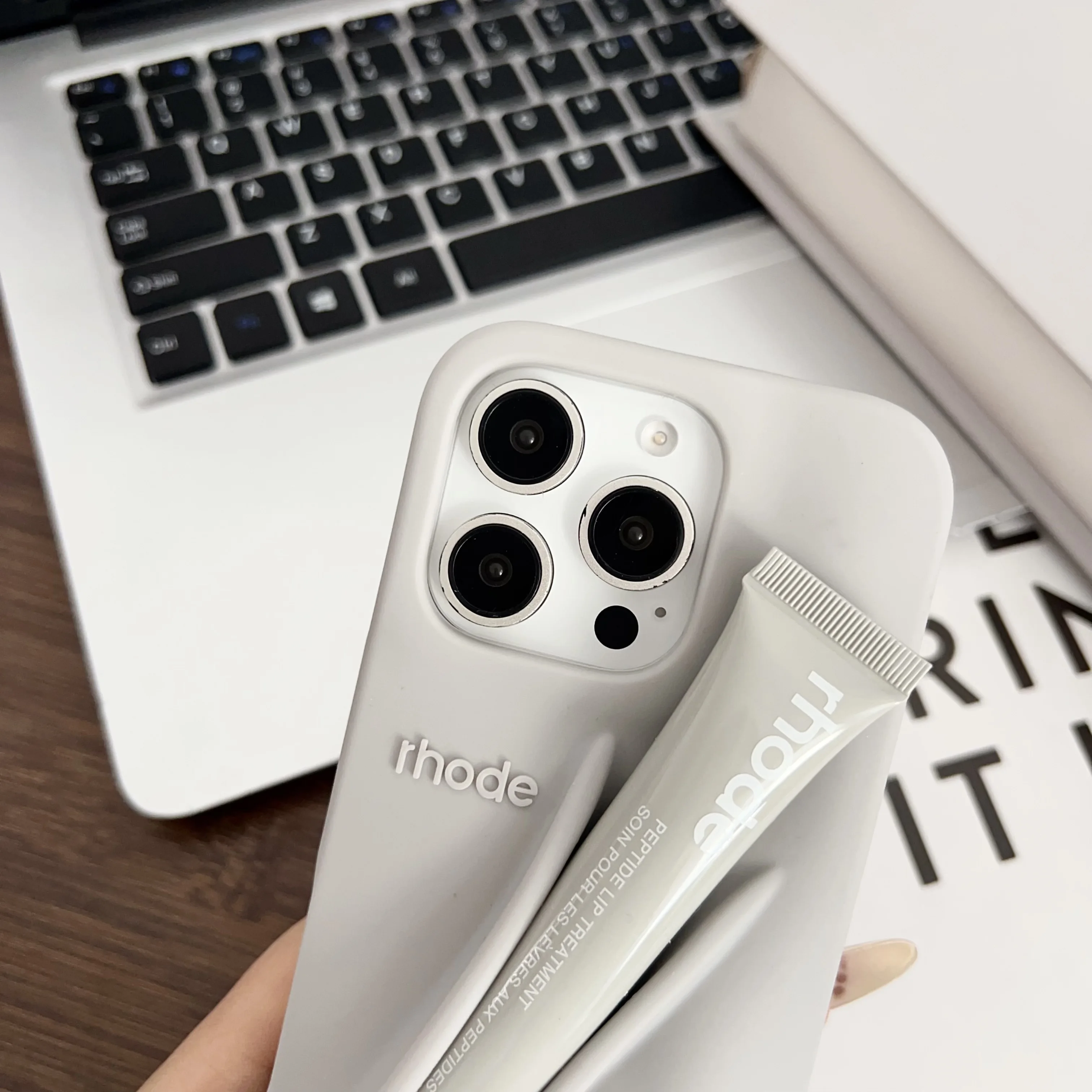 Fundas de teléfono con lápiz labial de silicona, brillo de labios portátil de lujo para iPhone 17Air 13 14 15 16 11 12 Pro Max Plus, contraportada a prueba de golpes ﻿