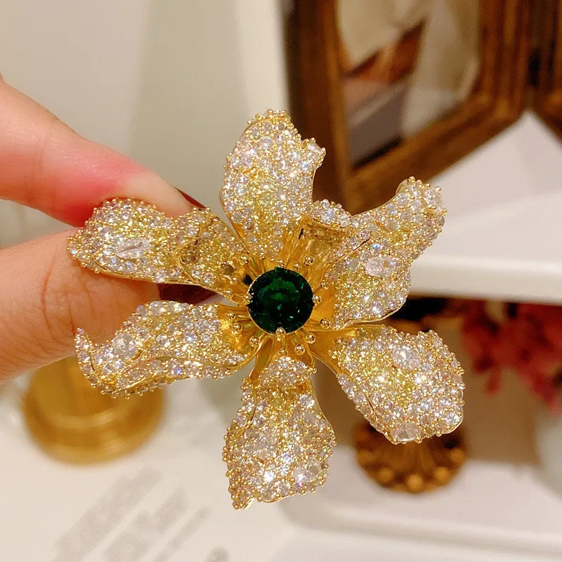 

CC Luxury Brooches Imitation Emerald Full of Zirconia Sparkly Sweater Pins Coat Brooch Flower Shape Exquisite Lapel Pin B132