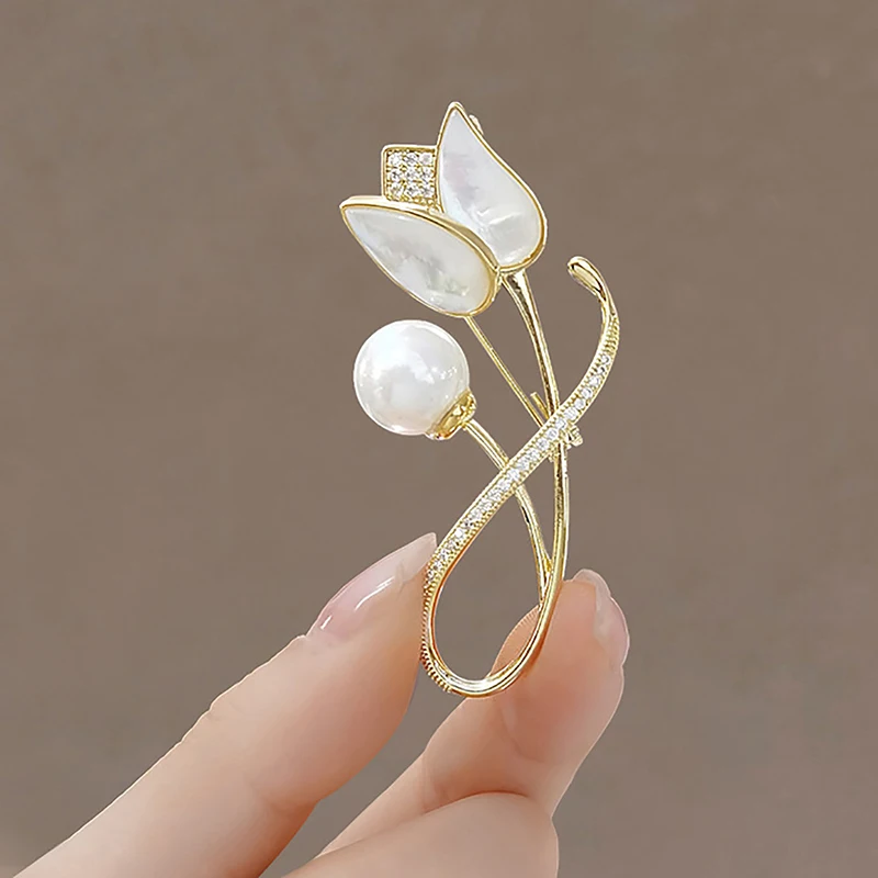 Fashion Tulip Flower Imitation Pearl Brooch For Women Metal Anti-glare Fixed Clothes Lapel Pin Sweater Coat Clothing Accessories