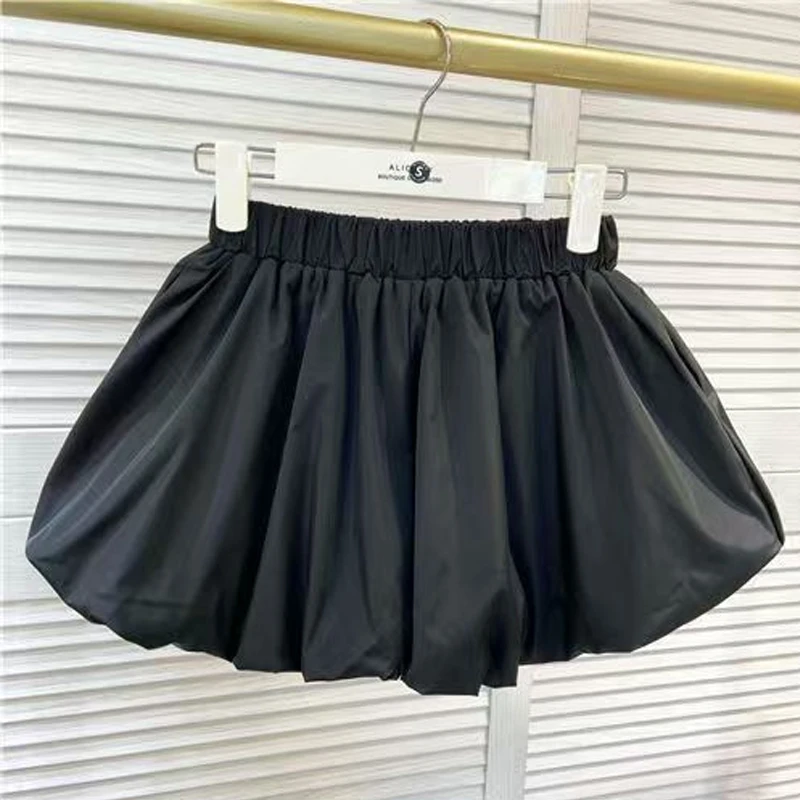 شورت نسائي صيفي 2025 موضة كورية بيضاء جديدة تنورة بالون هاراجوكو ملابس نسائية قصيرة Y2k شورت نسائي أسود