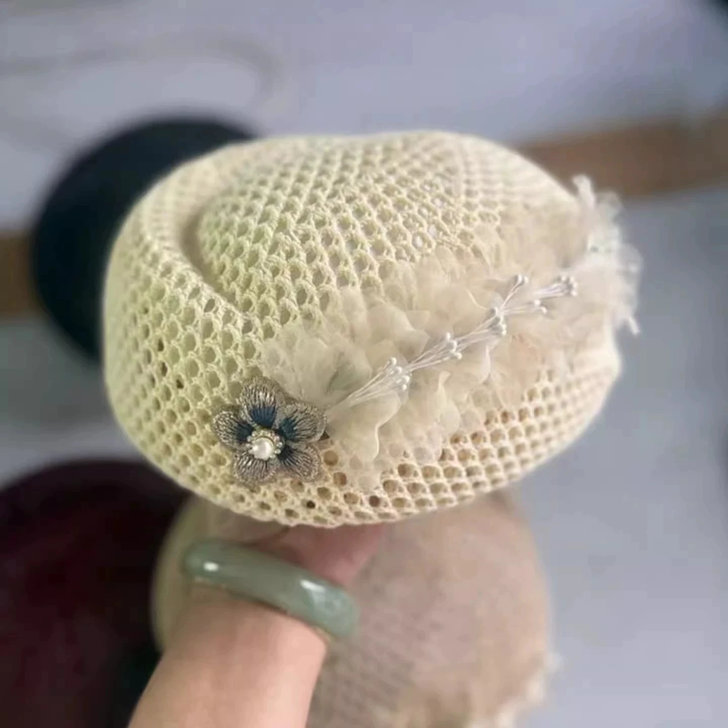 Elegante französische Blumen-Baskenmütze mit Aushöhlungen für Damen – Sommerliche koreanische Mode, süße, vielseitige Stewardess-Mütze, Künstlerhut – Detail 23