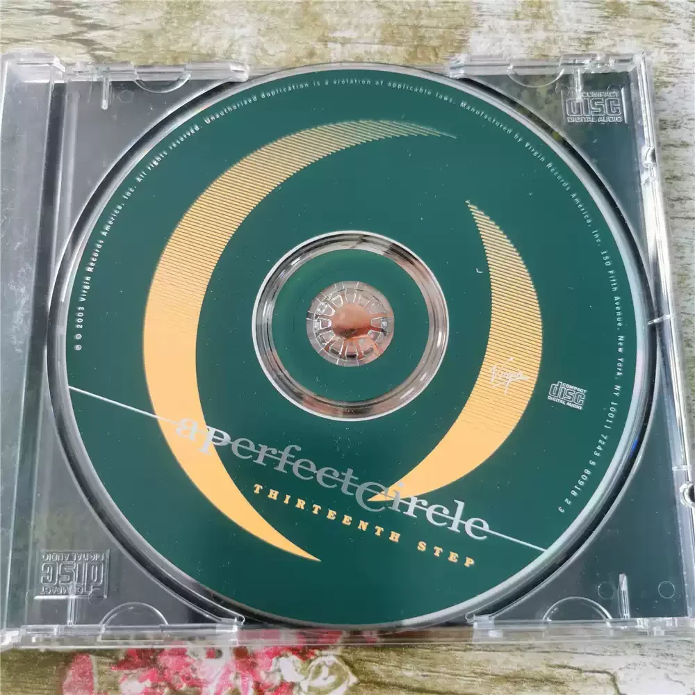 القرص المضغوط ذو دائرة مثالية للخطوة الثالثة وهي واحدة من الأعمال التمثيلية لأسلوب Emo Rock