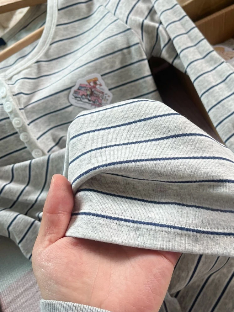 Camisetas de manga larga a rayas grises con seis botones para mujer, camisetas ajustadas de algodón con cuello redondo, ropa de calle Retro, nueva camiseta Y2k