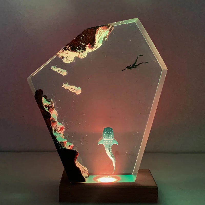 Luz de mesa de resina con organismo mundial de fondo marino, lámpara de decoración artística creativa, luz nocturna con tema de buzo de ballena, carga USB