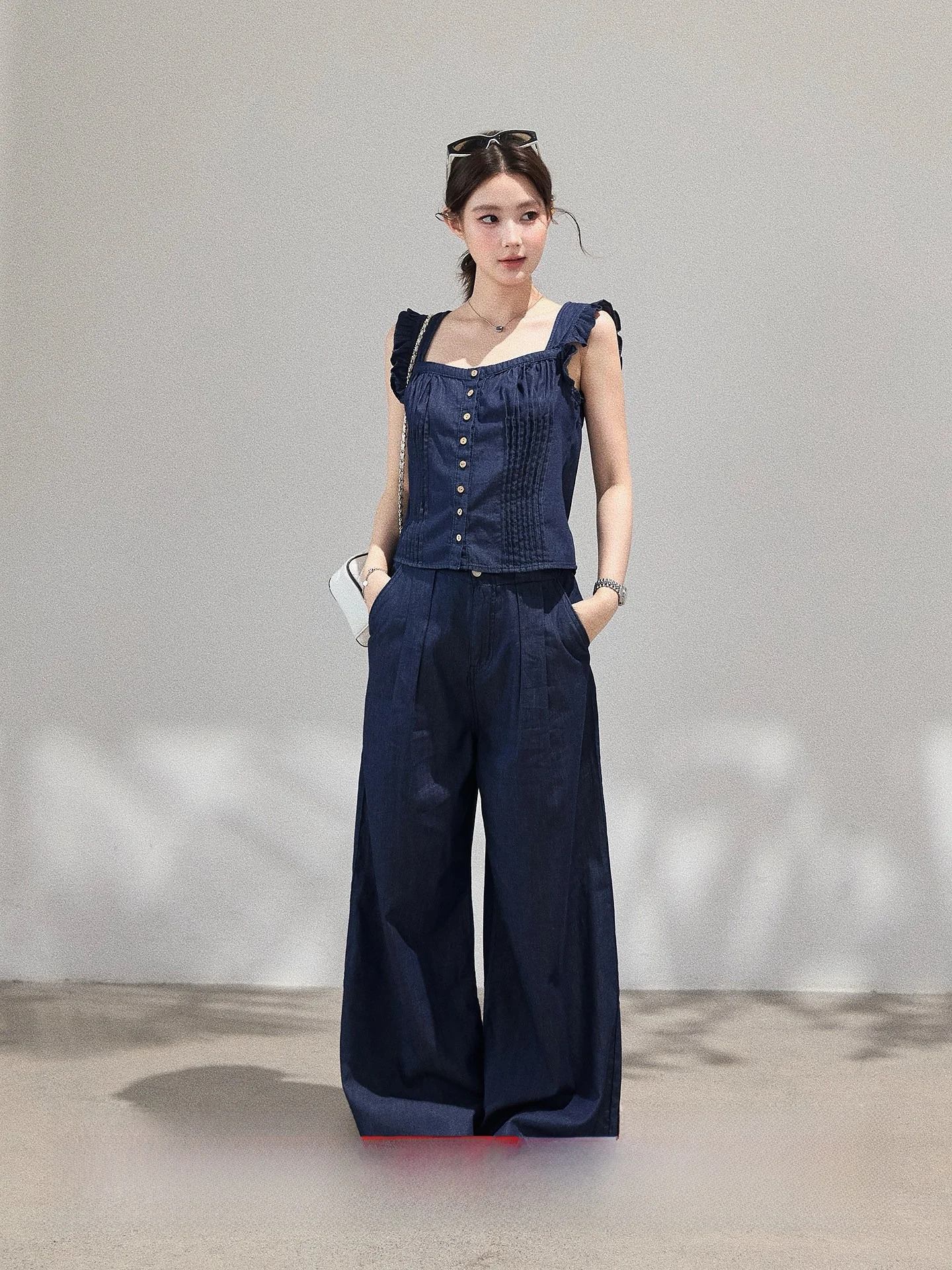 

Комплект: брюки с высокой талией и широкими штанинами и плиссированный джинсовый топ с коротким рукавом для женщин. Новая летняя повседневная одежда из хлопка на пуговицах.