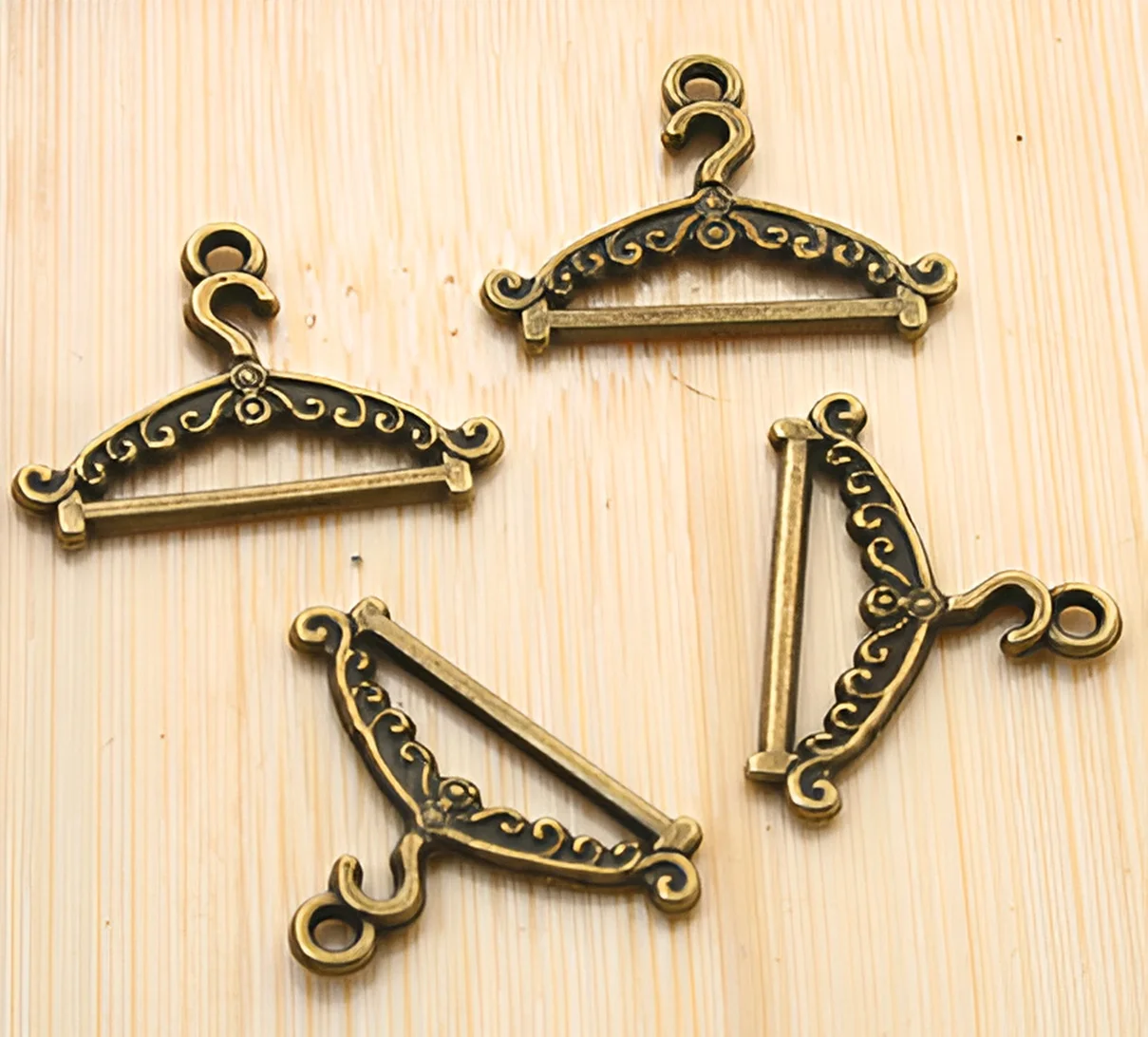 

20pcs 23x17mm,hole 1mm Alloy matel antiqued bronze clothes rack pendants HWG1785