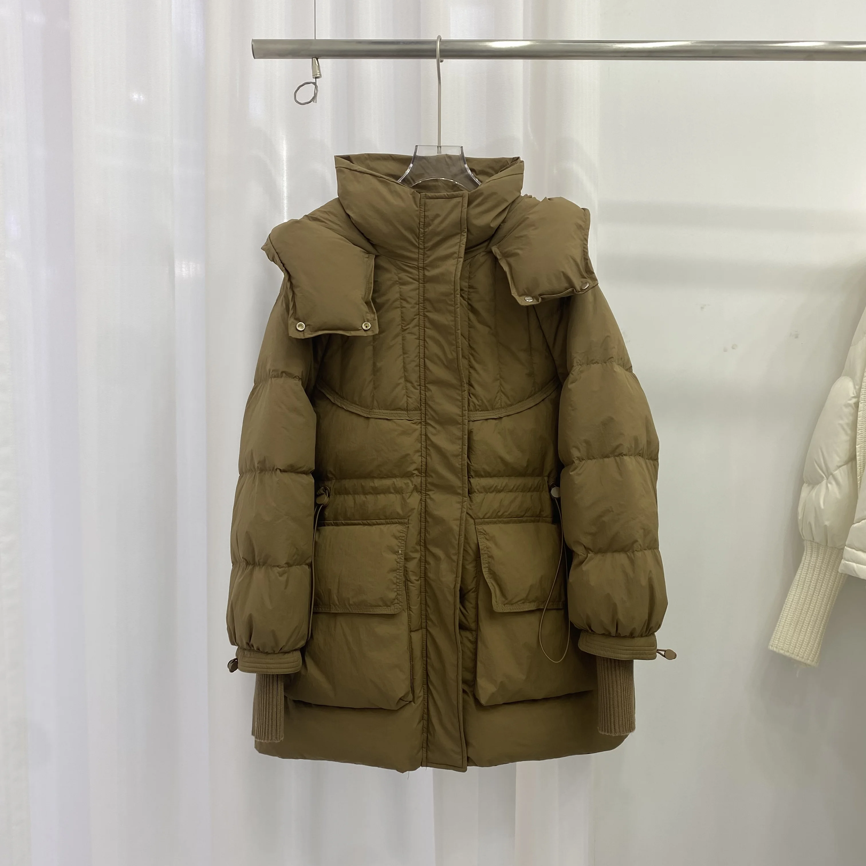 سترة نسائية شتوية جديدة لعام 2025 بغطاء للرأس وأكمام محبوكة دافئة وسترة بيضاء مقاومة للرياح #2