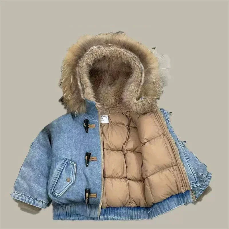 Jungen-Jeansjacken mit Kapuze und Fleece-Futter, lässige, mit Baumwolle gefütterte Kinderjacken mit Pelzkragen, warme, dicke Winterjacken für Kinder. – Detail 6