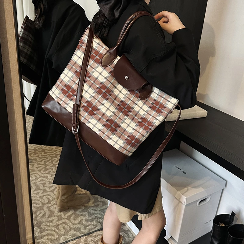 

Fashionable Weekender Bag Women Multifunctional Shoulder Handbag Spacious For Short Trips And Overnight Stays
