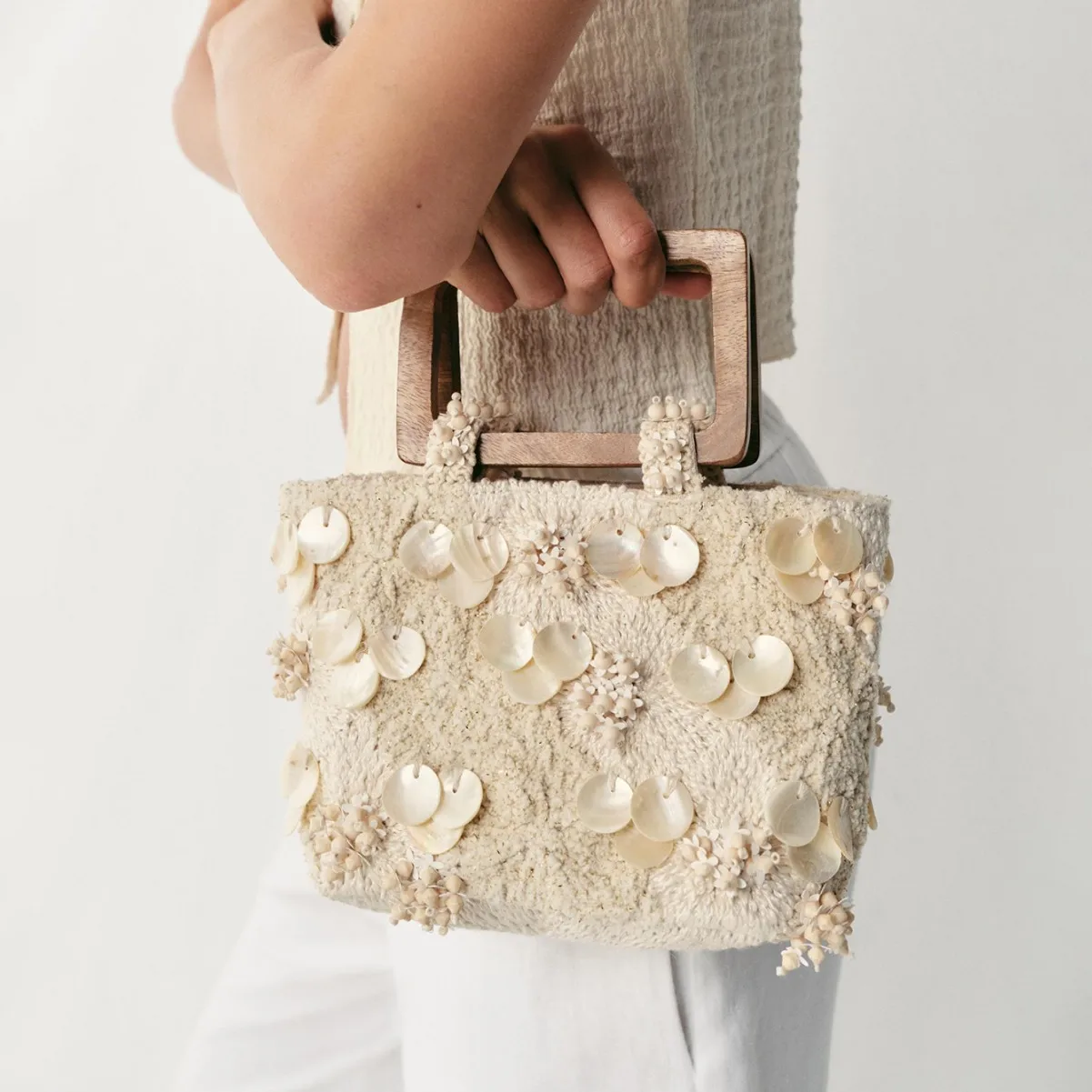 New niche design beaded embroidered flower shell wood handle handbag versatile vacation bucket bag dinner bag