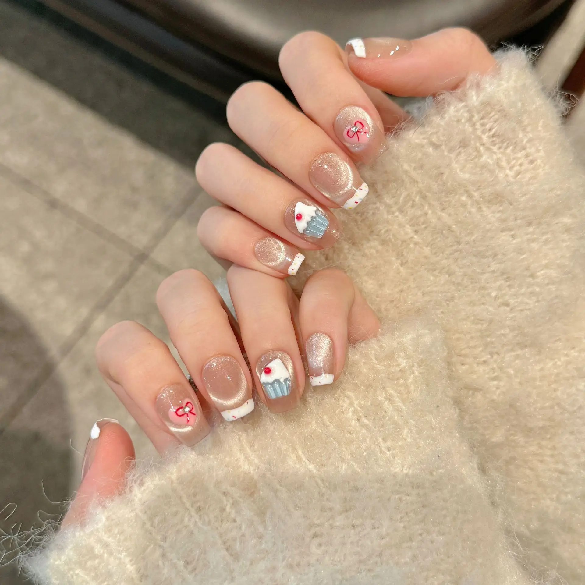 اضغط يدويًا على الأظافر، أظافر صناعية قصيرة مطبوعة بحليب البقر مع زهور مطبوعة للنساء والفتيات، أظافر صناعية فرنسية قصيرة يمكن ارتداؤها