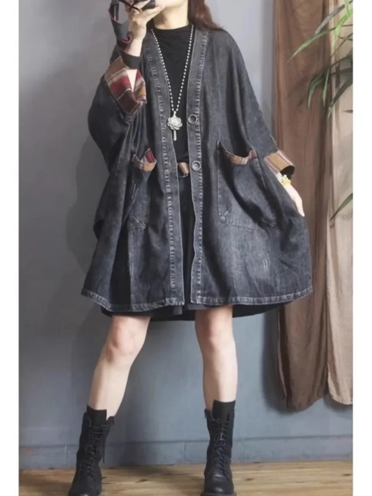 معطف SuperAen كبير الحجم متوسط الطول من قماش الدنيم للنساء فضفاض غير رسمي بجيوب مرقعة معطف واق من المطر بأكمام تشبه جناح الخفاش