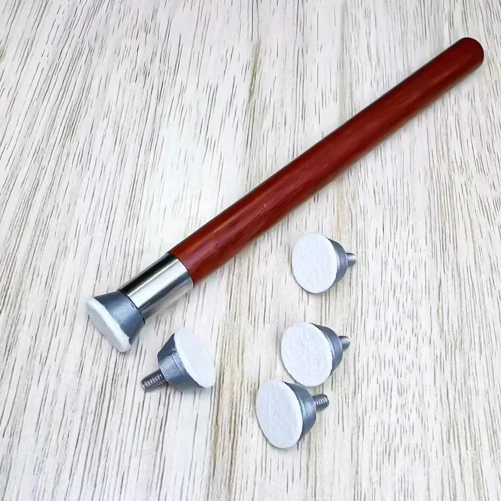 

Инструмент для чистки часов ручной работы с использованием сандалового дерева и металлических деталей для точной регулировки и надежной работы.