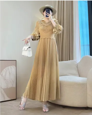 

2025 High-end Foreign Style Mother Skirt Summer New Green Long Dress Women's Miyake Pleated Age-reducing Dress