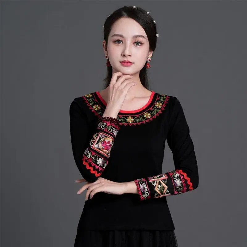 

Ethnic Style Women Shirt 2025 New Casual O-neck Long Sleeve Top Floral Embroidered T-Shirt Vintage Warm Velvet T-Shirt