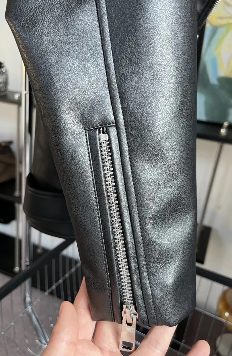 เสื้อแจ็คเก็ตมอเตอร์ไซค์หนังเทียมผู้หญิงทรงหลวม แต่งกระดุมไหล่ ซิปเฉียง แนวลำลอง สไตล์สบายๆ