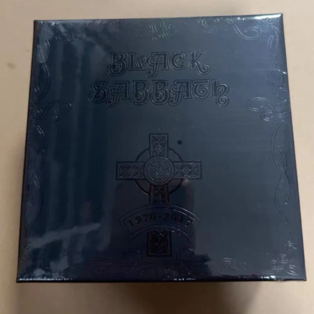 

CD BLACK BOX: Полное собрание оригинальных работ BLACK SABBATH 1970-2017, включающее основные произведения от эры Оззи Осборна до поздних периодов.