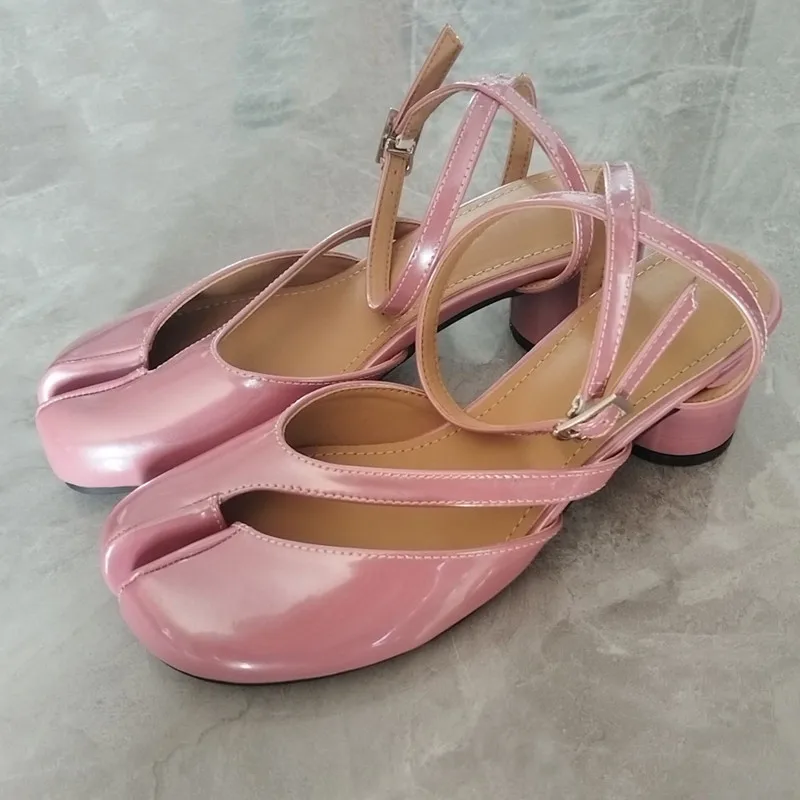 

Модные женские туфли-сандалии с разрезом на носке и ремешком на щиколотке, весна-лето 2026, из лакированной кожи, на высоком каблуке 5 см, с ремешком сзади, массивные, в стиле таби