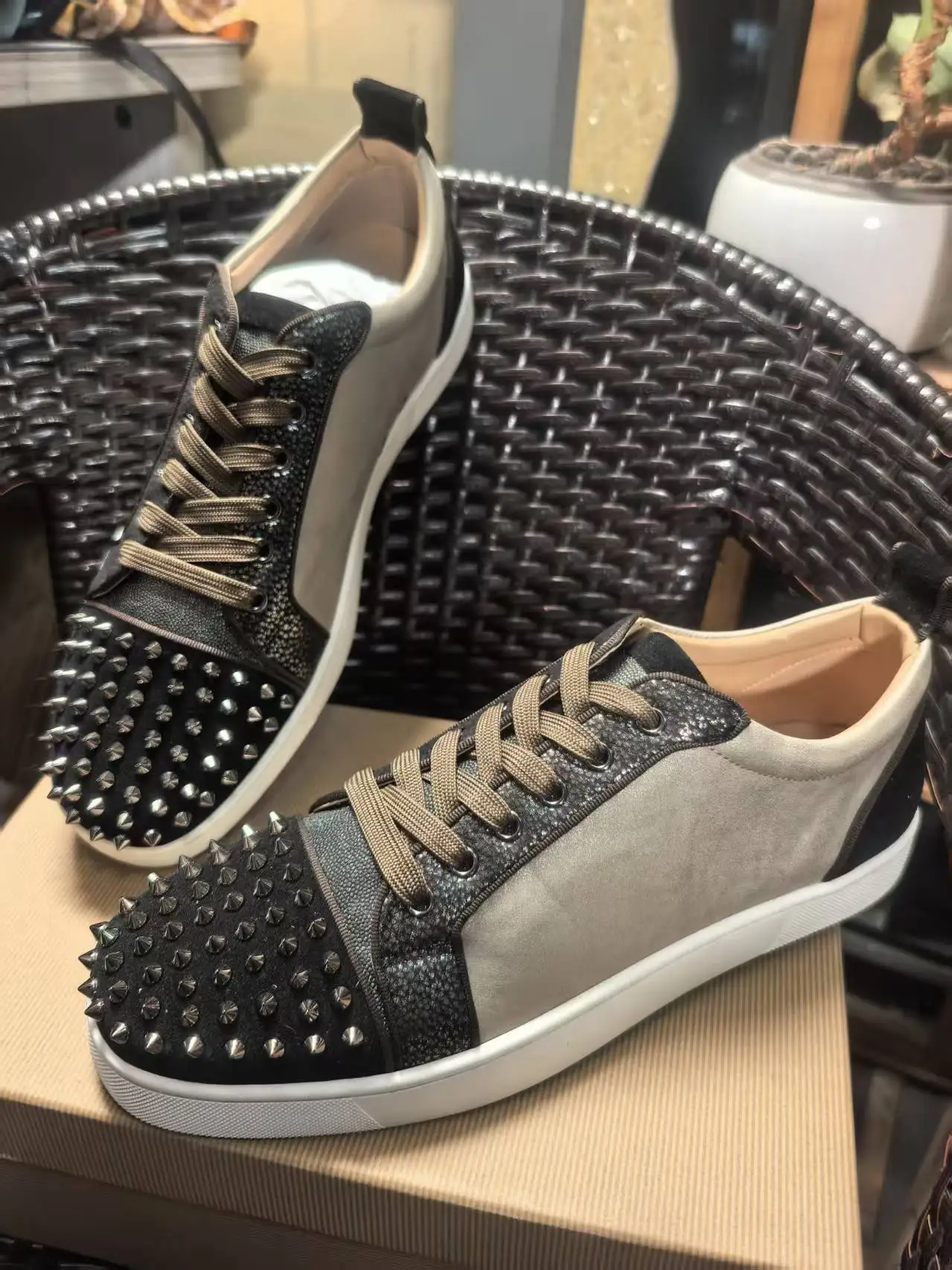 

Patchwork Rivet Round Head Men Sneakers Spring Fashion Boys Shoes Fashion Outdoor Lace-up Flats Cover Heel Male Soft Sole Shoes