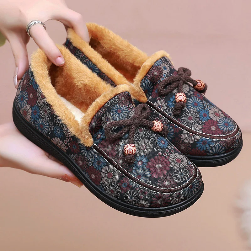 Winter New Old Beijing Cloth Shoes Women's Shoes Anti slip Soft soled Mother's Shoes with Thick Velvet Warmth Old Lady Boots