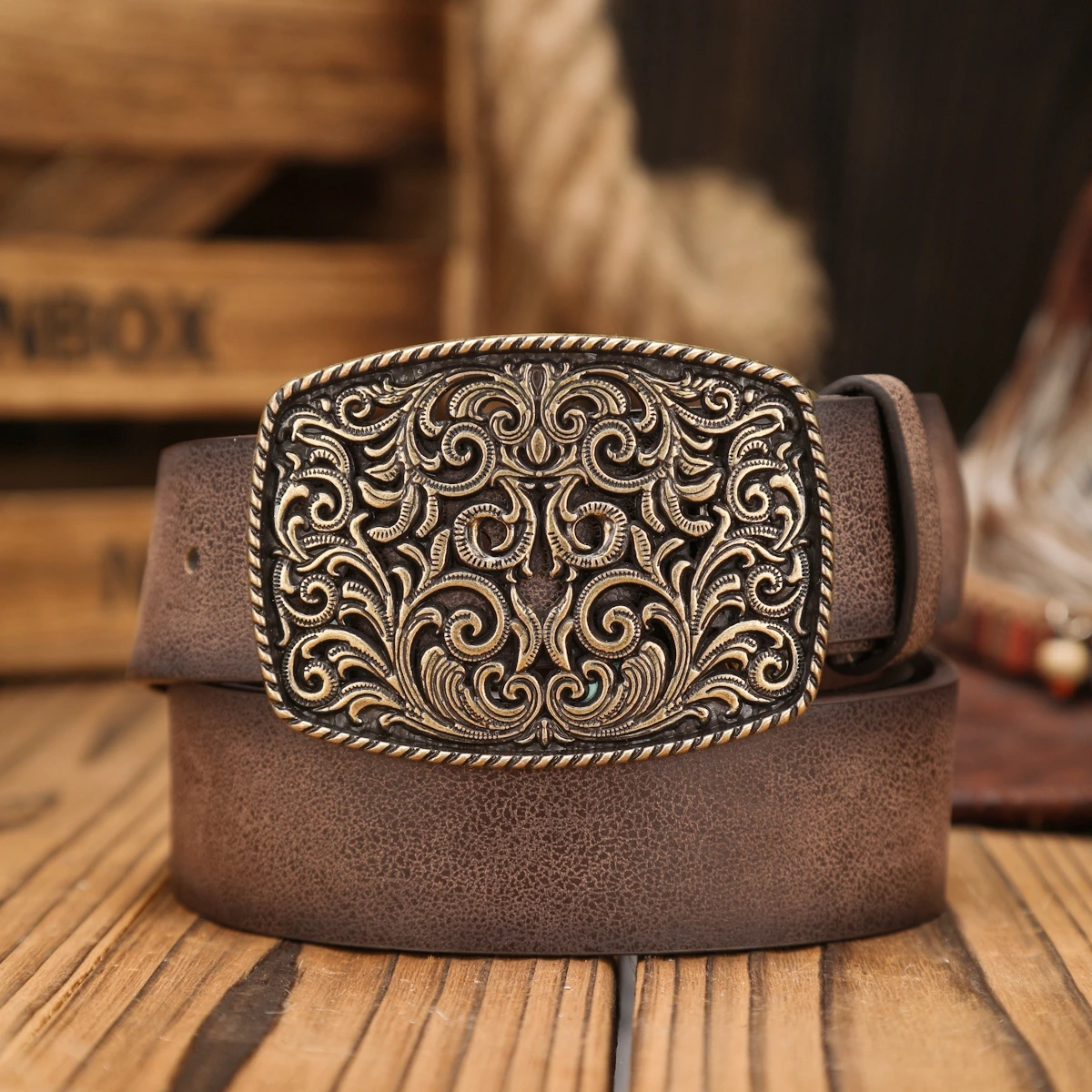 Ein Western-Schnallengürtel aus PU-Leder, geeignet für Männer und Frauen, ein einzigartiger und retro-brauner Gürtel (mit perforierten Nieten) – Detail 1