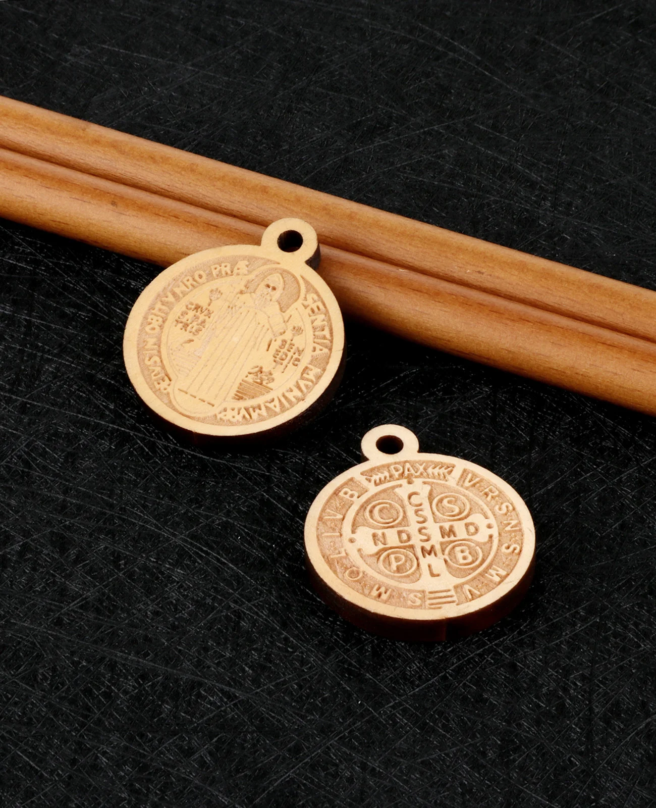 Diyalo 5 قطعة طرد الأرواح الشريرة المسيحية CSPB سانت بنديكت ميدالية قلادة العتيقة خشبية سانت بنديكت المعلقات DIY بها بنفسك المجوهرات اليدوية