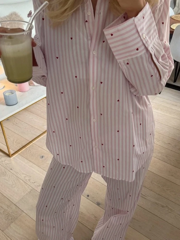 

Весенне-летний женский пижамный комплект: розовые полосатые брюки и рубашка с вышивкой в виде сердец и звезд, с длинными рукавами, домашняя одежда, 2 предмета