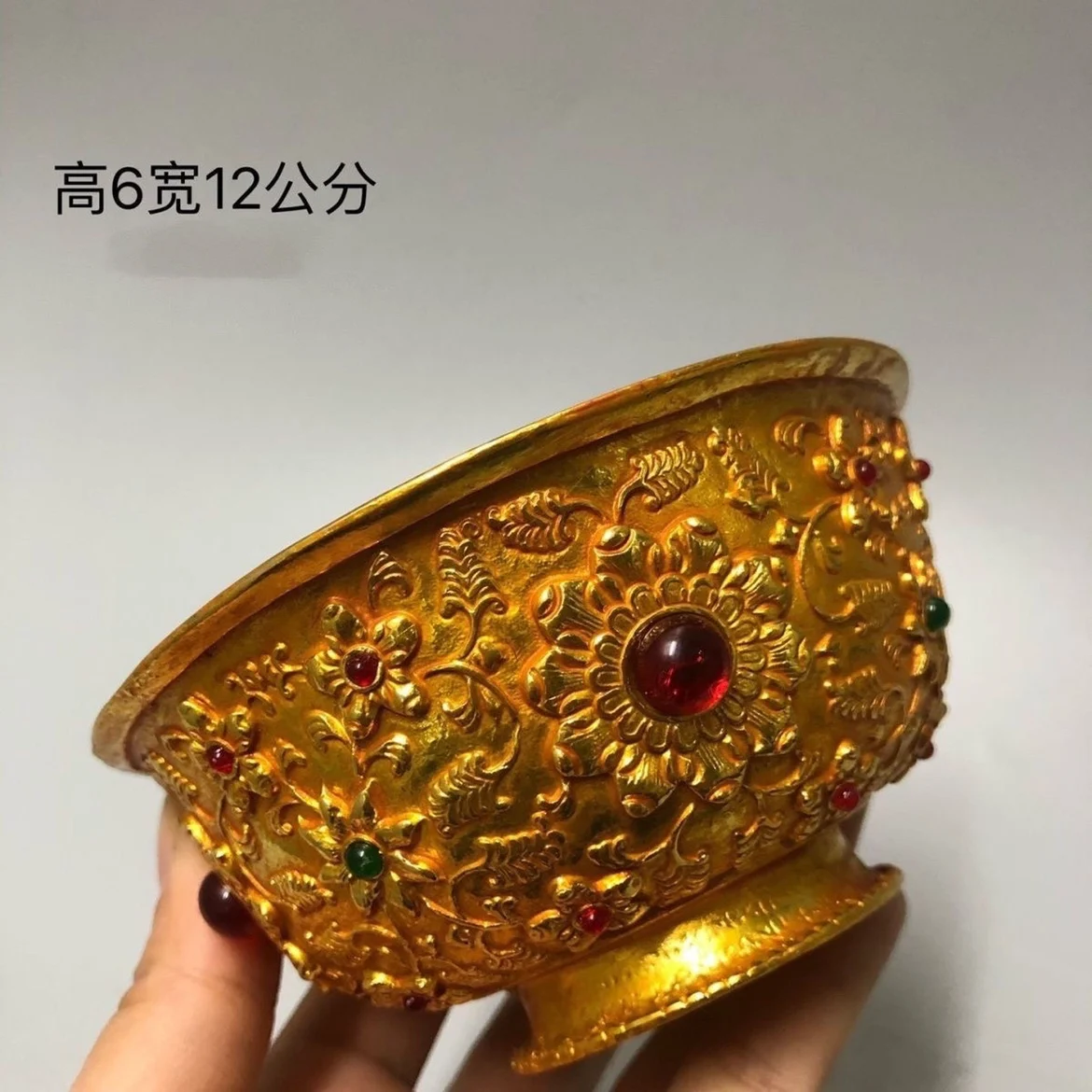 

Gilded inlaid with gemstones and floral patterns, gold bowl with water supply holy water bowl, home decoration